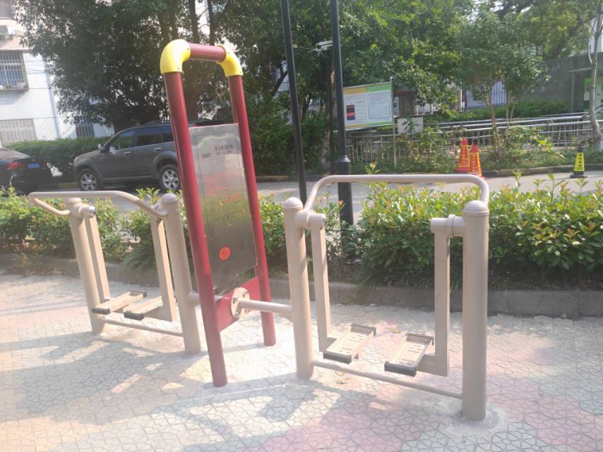 二位太空漫步機(jī)