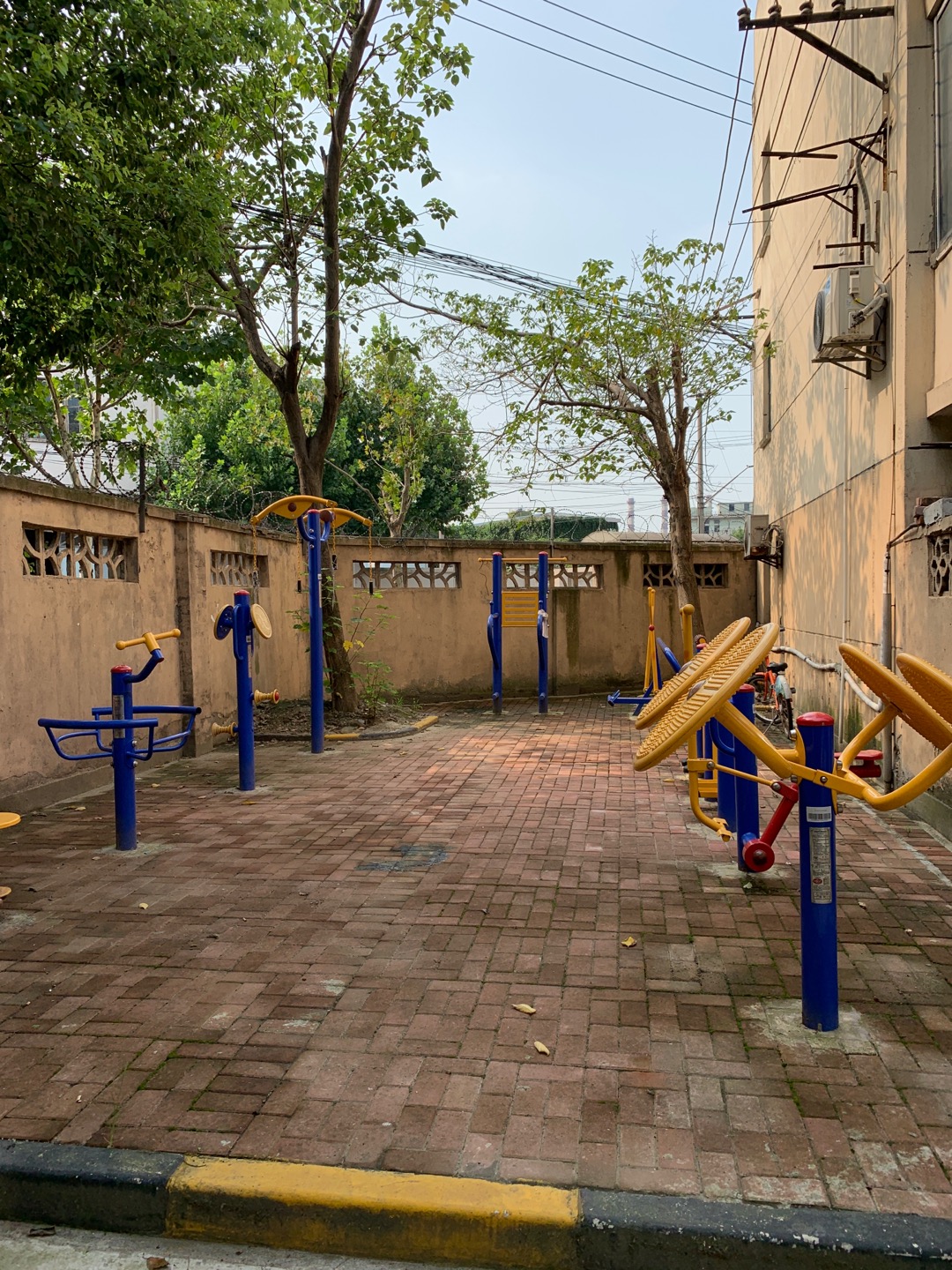 長(zhǎng)一居委淞南新村16號(hào)健身點(diǎn)