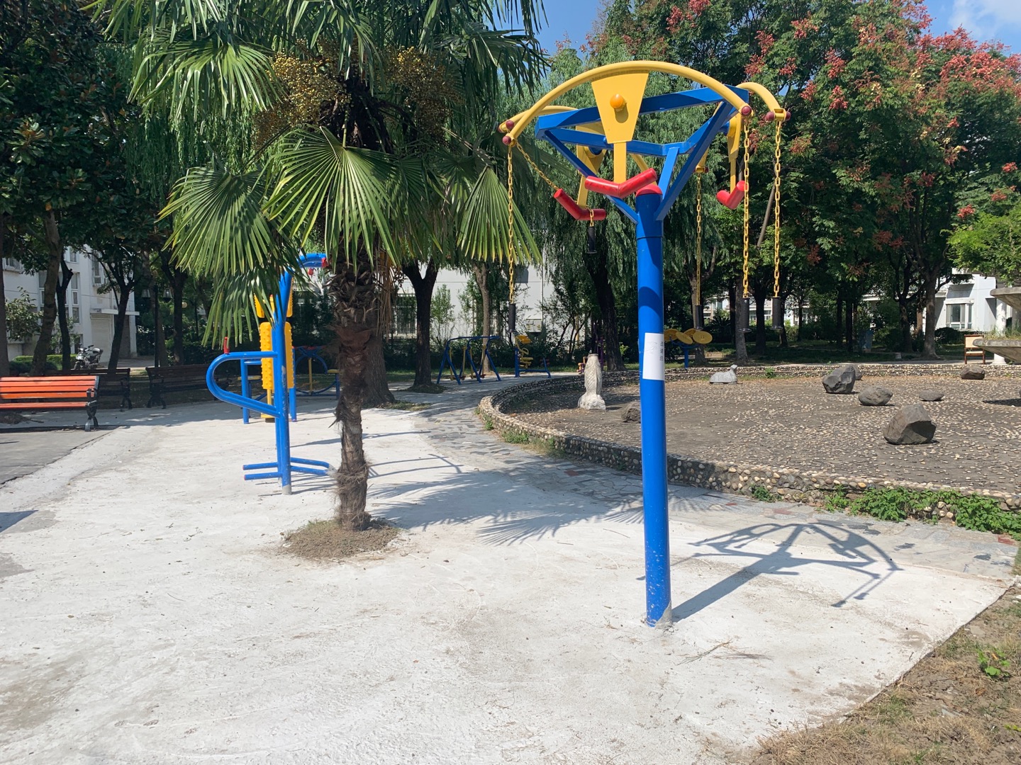 鼎信居委中間健身苑點