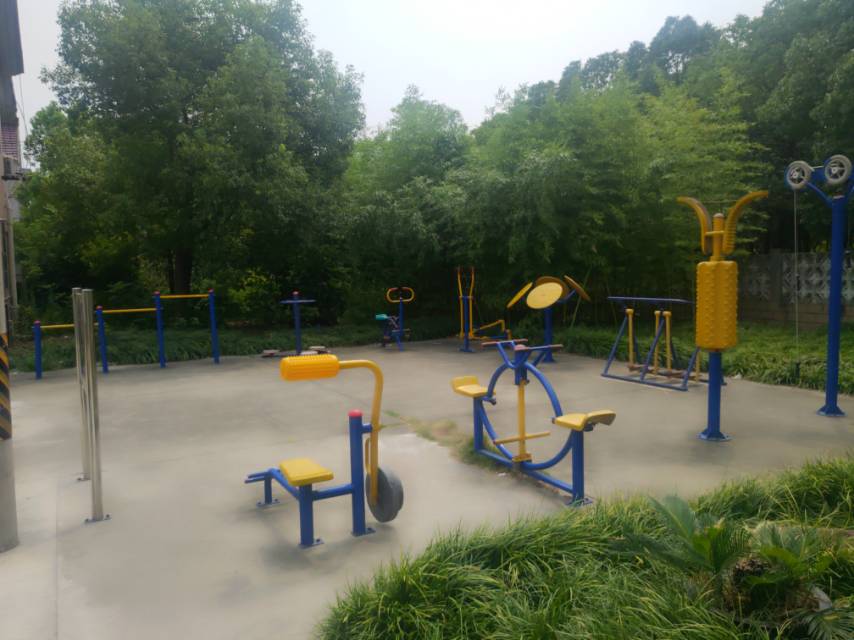 方翔社區(qū)沁園別墅428弄94號旁健身點