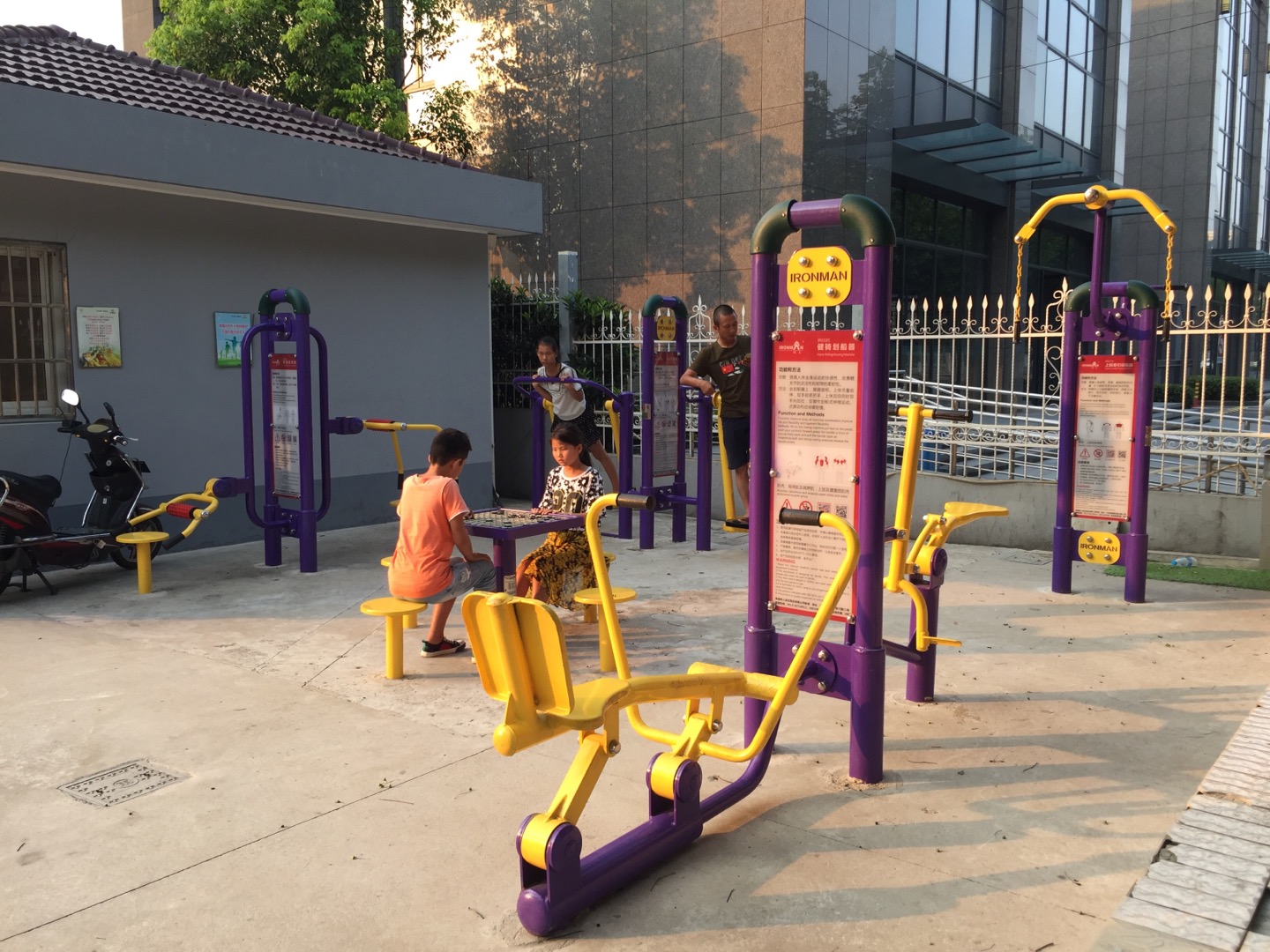 南翔鎮(zhèn)公共運動場健身點