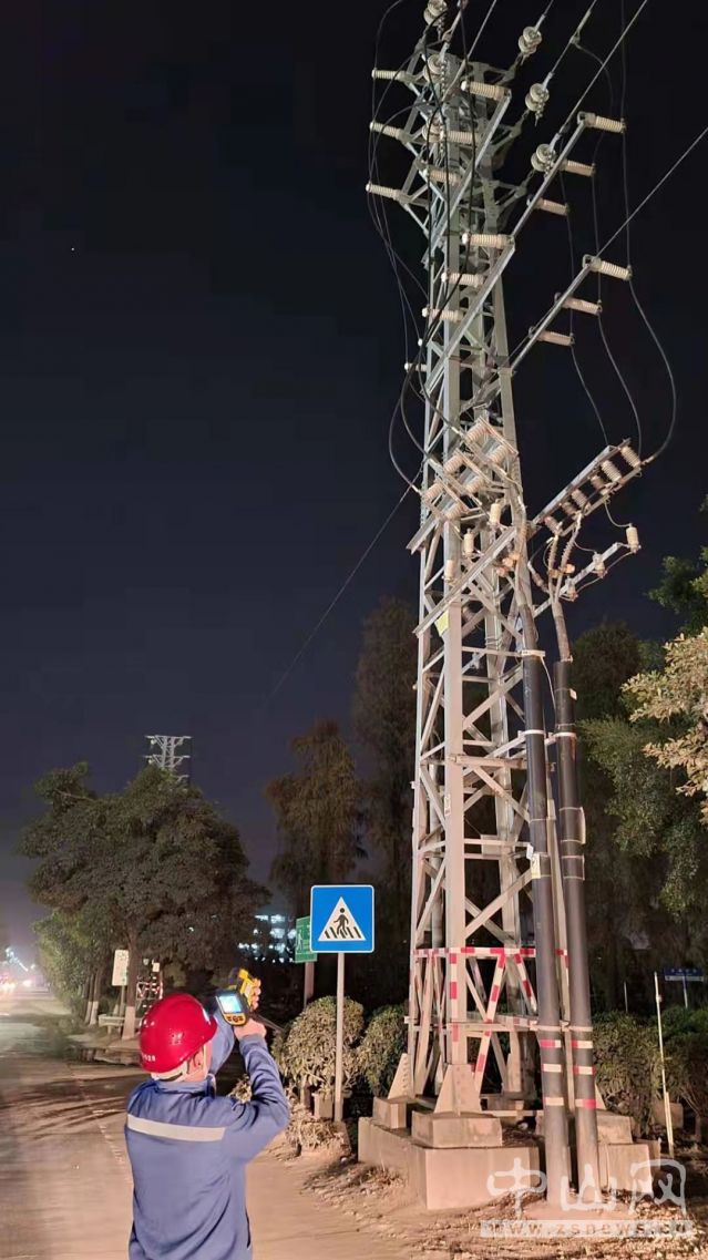 中山南區(qū)供電分局運維人員夜巡時對設(shè)備進行測溫。楊偉強 攝.jpg