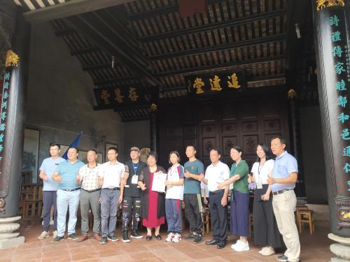 溶洲村黨委書記、村委會主任羅遠楊，溶洲村“兩委”干部、南莊中學(xué)余燕瓊校長等為溶洲優(yōu)秀學(xué)子招芷晴頒發(fā)“文學(xué)新星”獎項。羅遠楊書記勉勵學(xué)子要緊緊圍繞美麗鄉(xiāng)村建設(shè)和自然生態(tài)、人文歷史等方面進行采風(fēng)，精雕細琢，創(chuàng)作出一批膾炙人口的文學(xué)作品，書寫淳美溶洲。.jpg